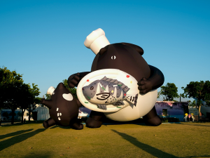 馬來貘登場高雄彌陀漁港！超萌公共藝術療癒現身海岸光廊！